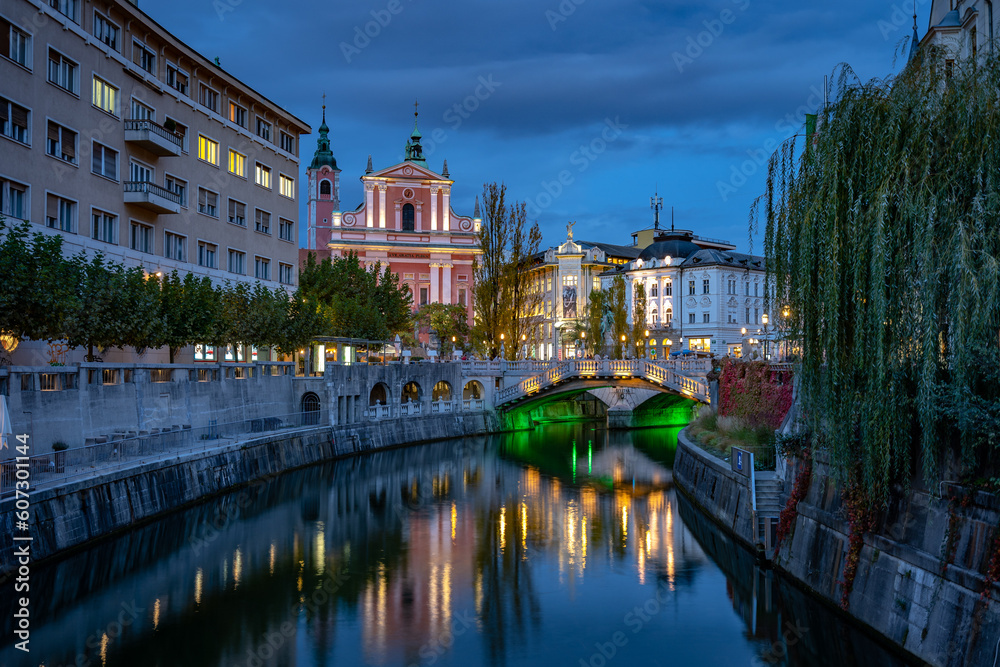 Obraz premium Ljubljana, Slovenia - Ljubljanica river canal, Triple bridge and Franciscan Church of the Annunciation