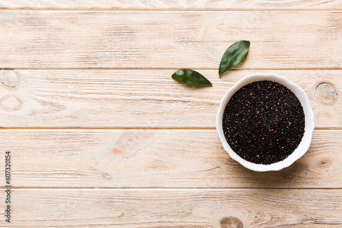 фотографія quinoa seeds in bowl on colored background
