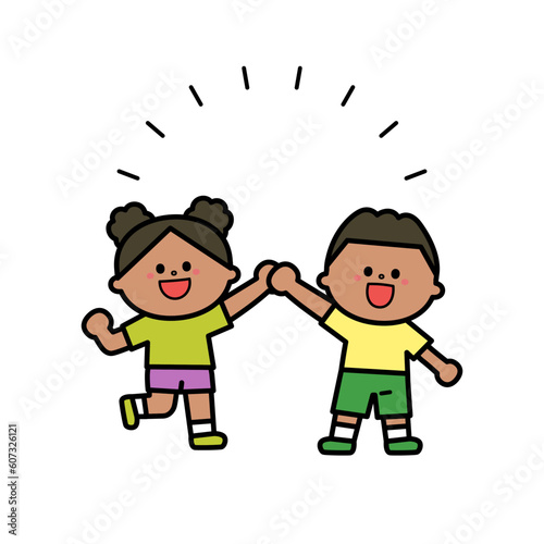 笑顔で手を繋ぐ子どもたち.