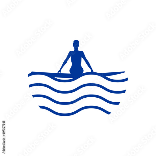 Logo club de surf. Silueta de mujer desnuda sentada en tabla de surf con olas de mar