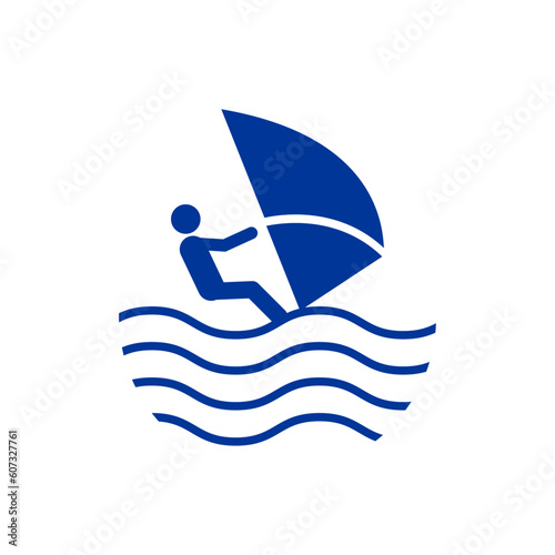 Logo club de windsurf. Silueta de windsurfista en tabla de windsurf con olas de mar