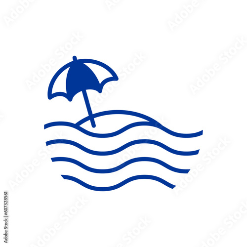 Destino de vacaciones. Isla lineal con parasol de playa abierto en la playa con olas de mar