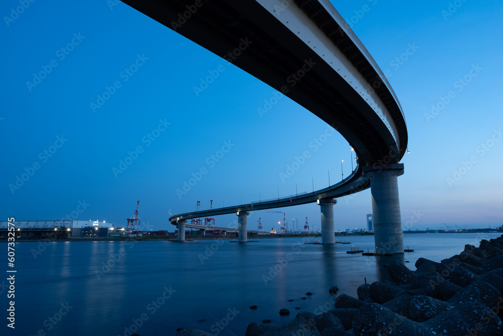 海の上に架かる道路の夜景 四日市市 海の上に架かる道路の夜景 四日市市