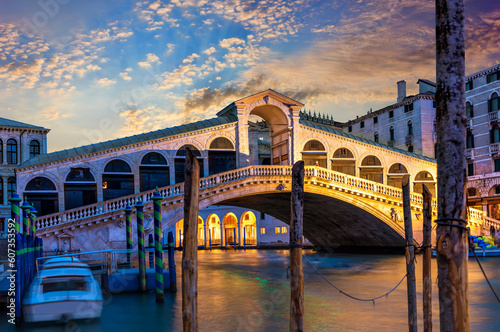 Obraz na płótnie The Rialto bridge in Venice, panorama at sunrise, Italy w salonie