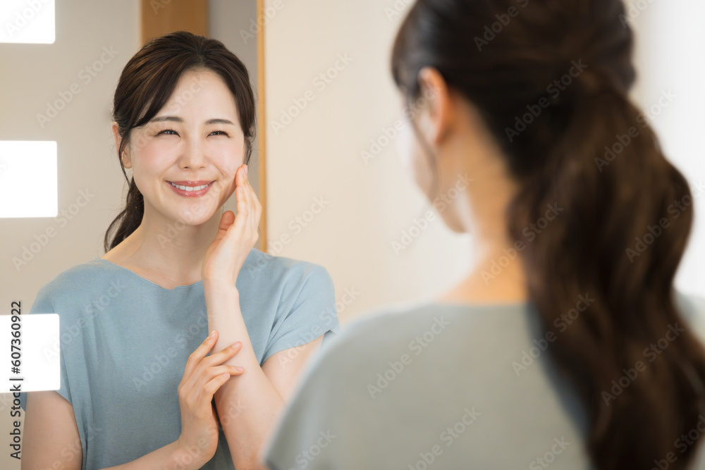美容を気にする女性　鏡などで確認する
