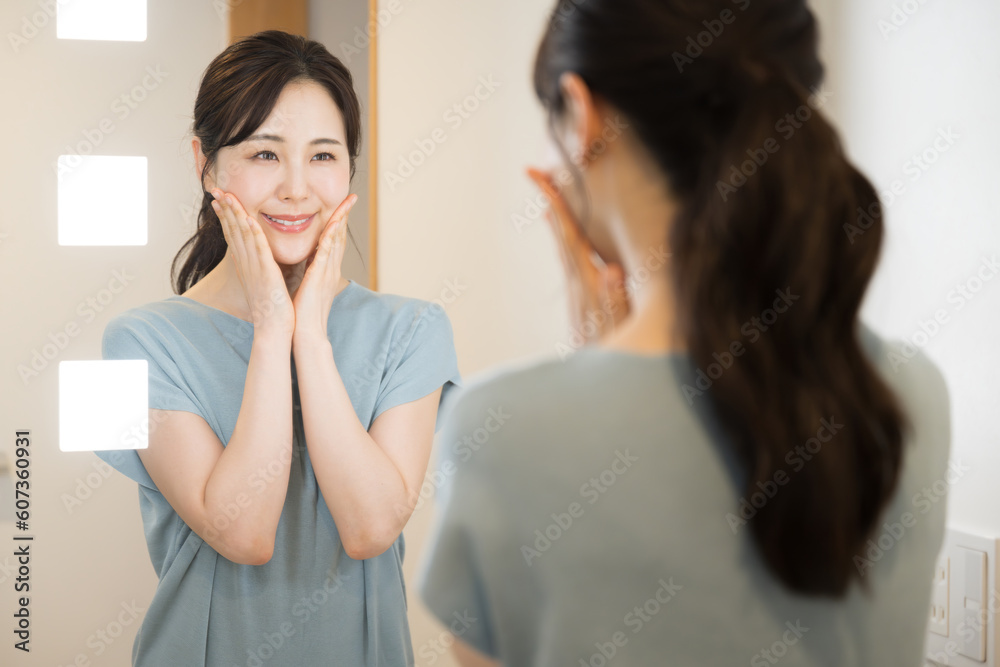 Woman concerned about beauty at the washbasin or mirror stand Check in the mirror, etc. Woman concerned about beauty at the washbasin or mirror stand Check in the mirror, etc.