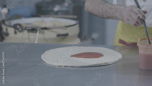 salsa di pomodoro per la preparazione di una pizza in un forno  photo