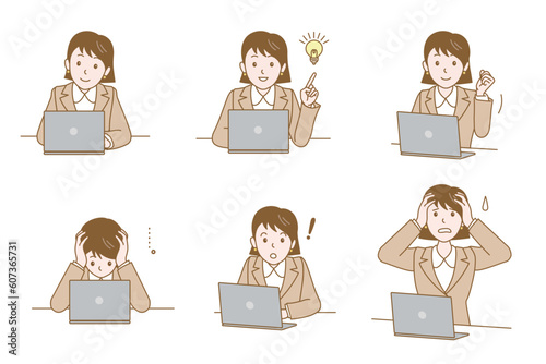 ノートパソコンに向かうスーツ女性