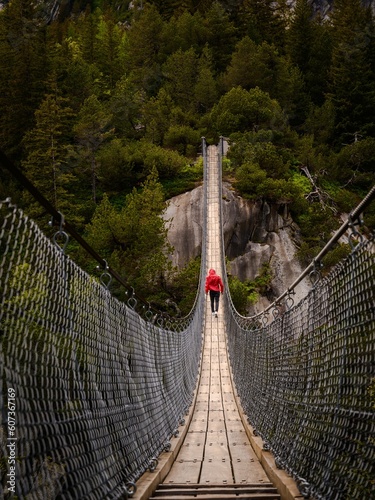 Photo Beautiful shot of a wooden long footbridge above the deep gorge in Switzerland