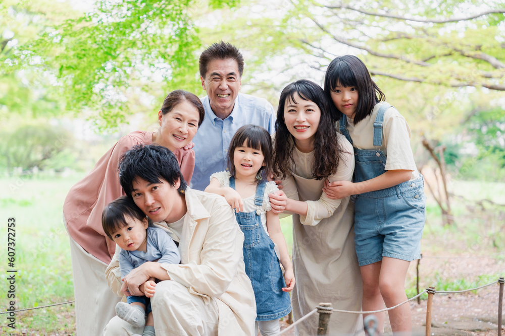 笑顔で楽しく暮らす3世代ファミリー