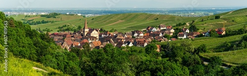 Le village Niedermorschwihr : un trésor caché de l'Alsace, son église pittoresque au clocher vrillé, CeA, Alsace, Grand Est, France photo