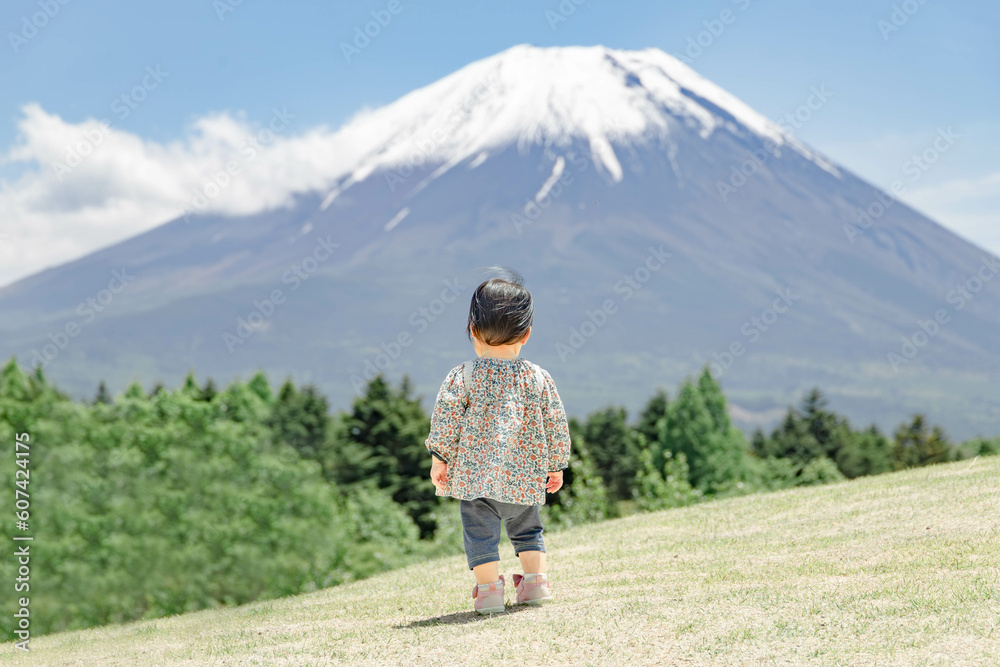 富士山に向かって歩く子ども