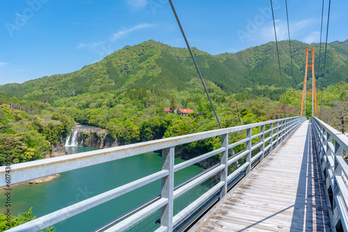 須木の滝（ままこ滝）とすきむらんど大つり橋の風景