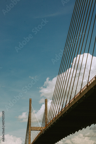 Ponte estaiada com céu azul e nuvens