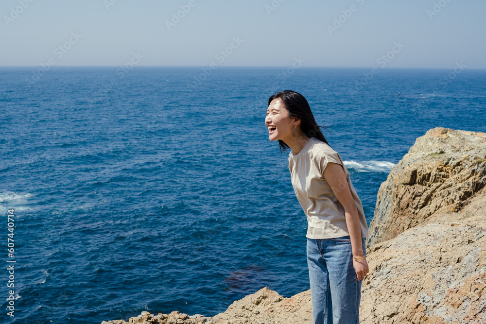 海に向かって叫ぶ女性１