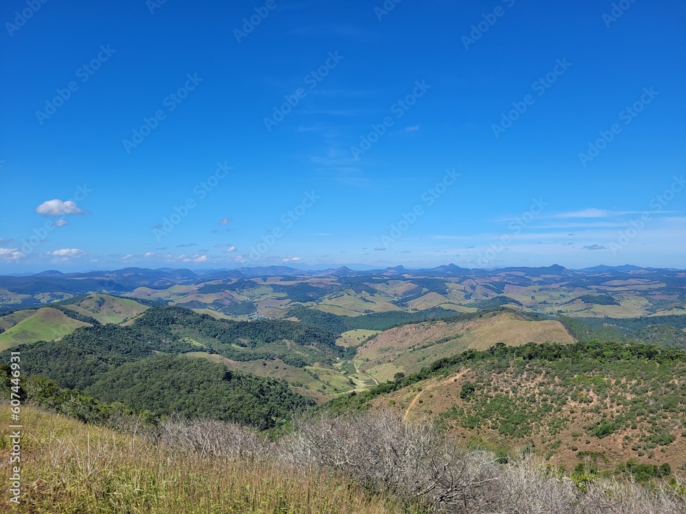 Naklejka premium Montanhas sob o céu azul.