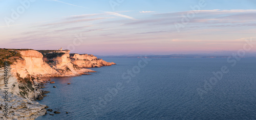 Fotografiet Panorama des falaises de Bonifacio en Corse du Sud au coucher du soleil