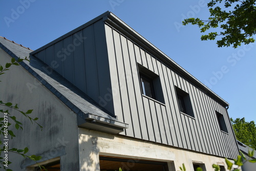 Surélévation maison - Bardage de façade en zinc - Toiture en ardoises	 photo