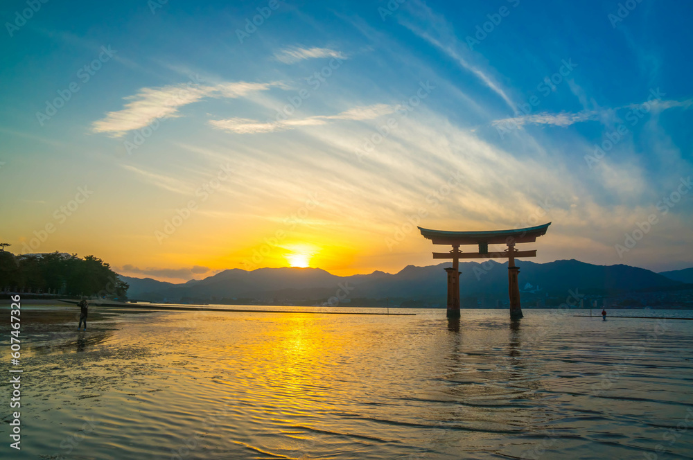 広島 夏の宮島に沈む美しい夕日と厳島神社の大鳥居