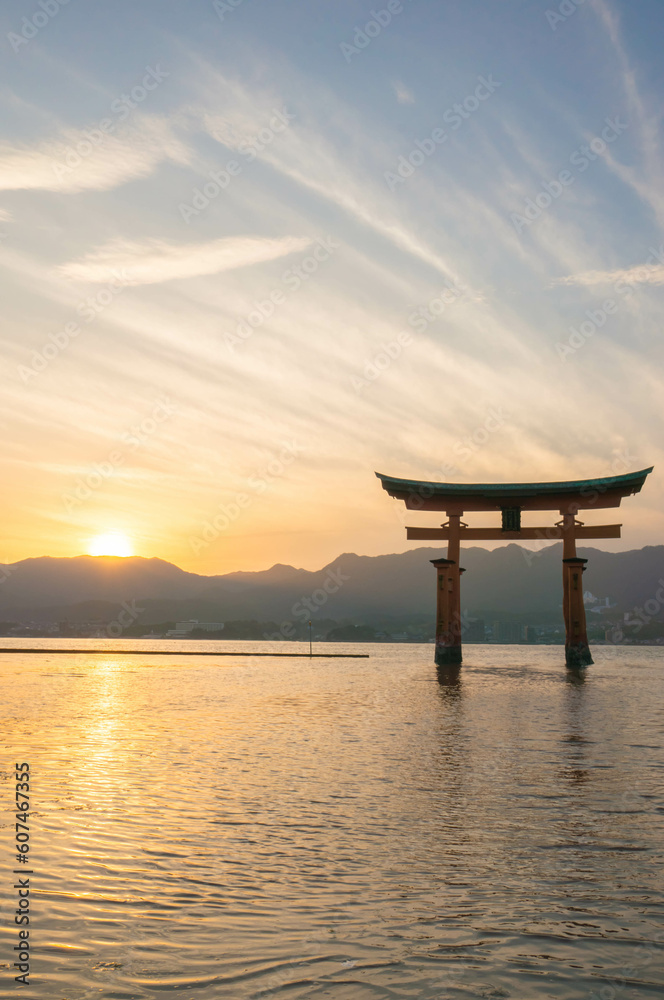 広島 夏の宮島に沈む美しい夕日と厳島神社の大鳥居