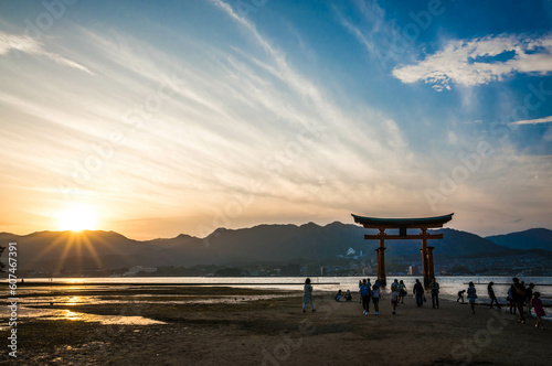 広島 夏の宮島に沈む美しい夕日と厳島神社の大鳥居 © ryo96c