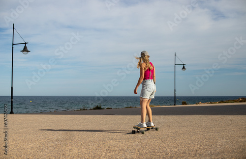 chica longboard sakate playa photo