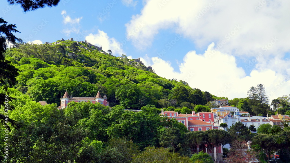 Blick vom Nationalpalast auf Stadt Sintra bei Lissabon mit Berg, Wald und Sonne Blick vom Nationalpalast auf Stadt Sintra bei Lissabon mit Berg, Wald und Sonne