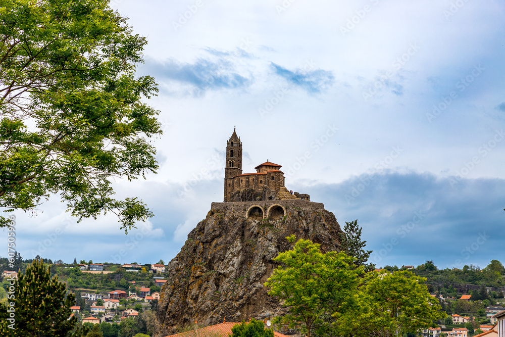Rocher Et Chapelle Saint Michel D Aiguilhe Au Puy En Velay Stock Photo 