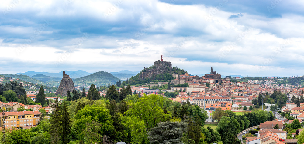 Panorama sur le Puy-en-Velay, depuis l'esplanade de la Statue monumentale de Saint-Joseph-de-Bon-Espoir à Espaly-Saint-Marcel