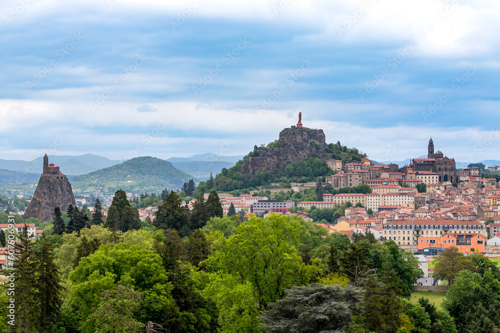 Vue sur le Puy-en-Velay, depuis l'esplanade de la Statue monumentale de Saint-Joseph-de-Bon-Espoir à Espaly-Saint-Marcel