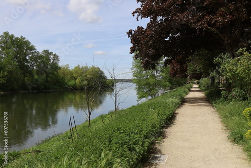 Le fleuve Loire dans la ville de Orléans, ville de Orléans, département du Loiret, France photo