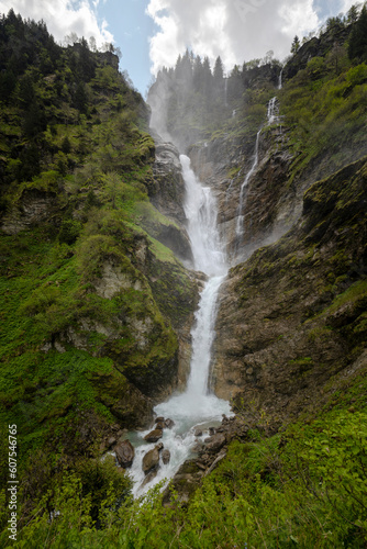 Sommer in den Alpen mit Wiesen und Wasserfällen