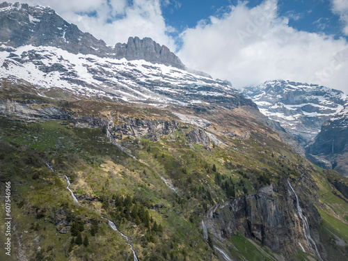 Sommer in den Alpen mit grünen Wiesen, Wasserfällen und Gletschern © josevandyk