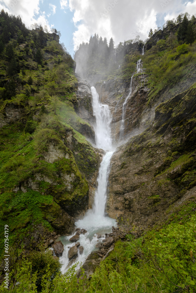 Sommer in den Alpen mit Wiesen, Wasserfällen und Gletschern Sommer in den Alpen mit Wiesen, Wasserfällen und Gletschern