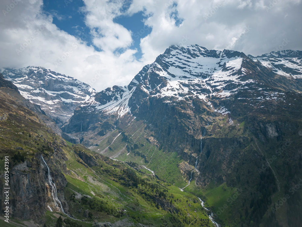 Fototapeta premium Sommer in den Alpen mit Wasserfällen und Gletschern