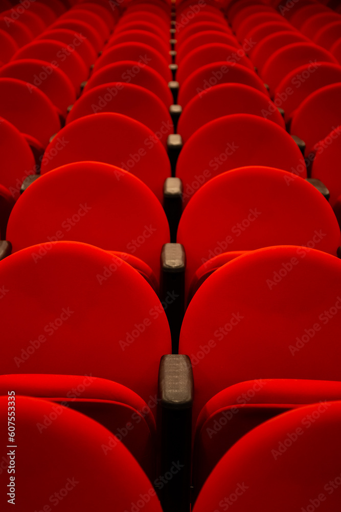 Fototapeta premium Algumas fileiras de poltronas na cor vermelha em um teatro vazio.