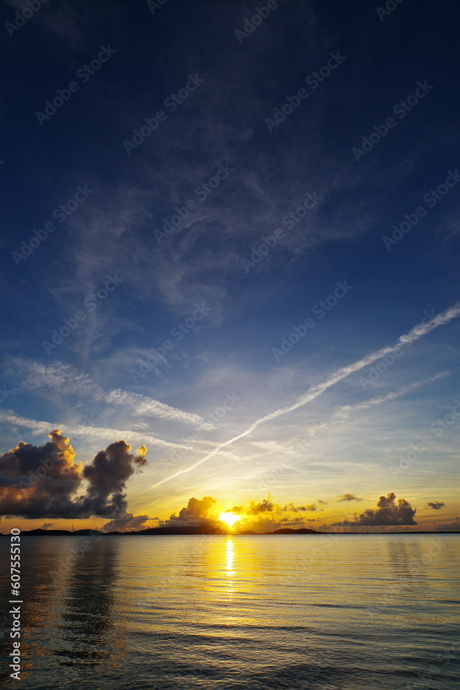 沖縄県小浜島　トゥマールビーチの美しい朝焼け