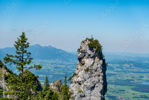 Einzelner Felsen in Gebirgspanorama