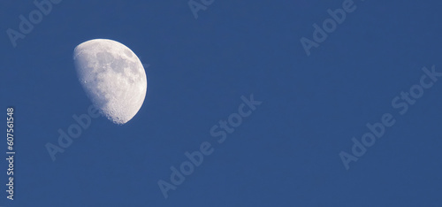 Księżyc na niebieskim niebie, ujęcie naturalne.