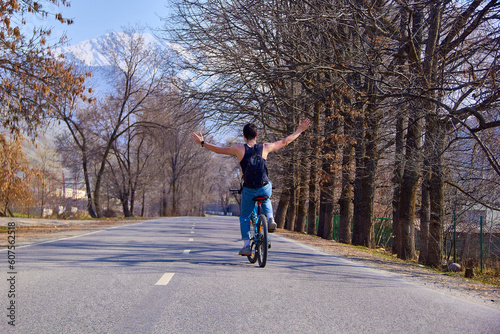 Slika na platnu A cyclist on a bicycle goes down a mountain road