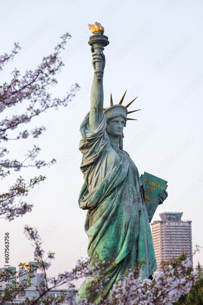 Fototapeta premium Statue of Liberty at the Odaiba Seaside Park in Tokyo, Japan