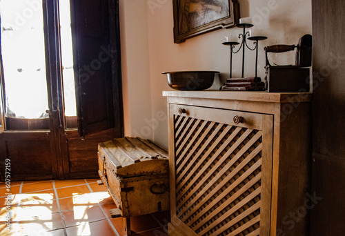 Muebles de madera con decoración.