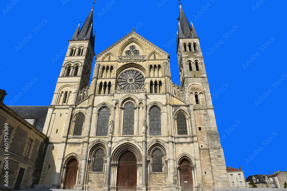 Façade de la basilique Saint-Rémi à Reims. France