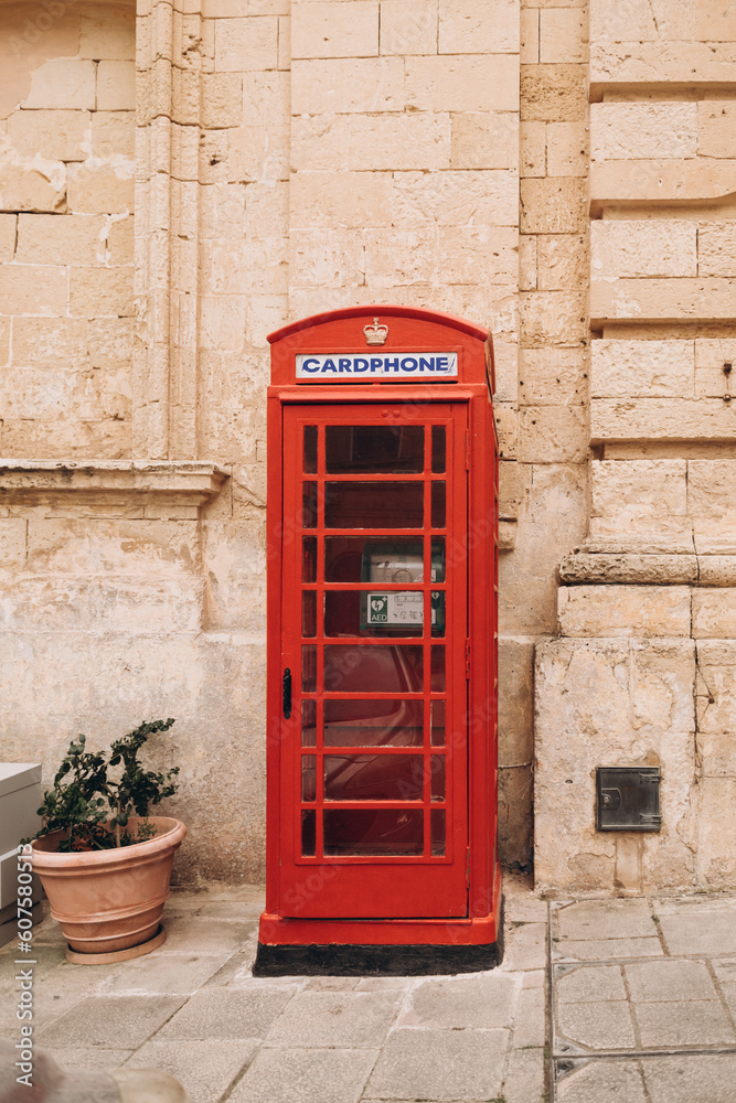 Obraz premium old red telephone box
