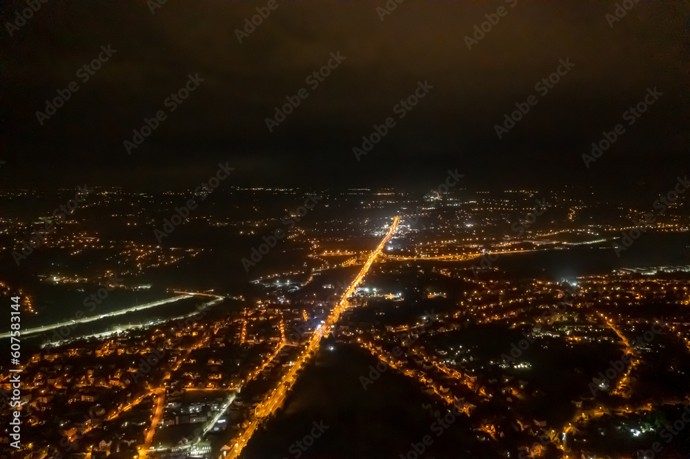Krakau in Polen aus der Luft bei Nacht