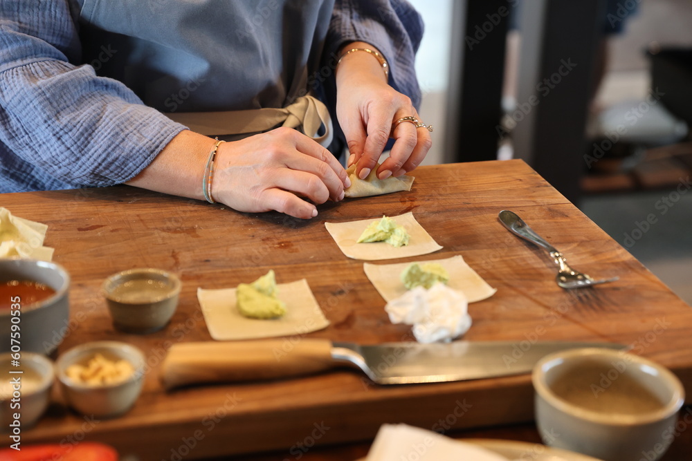 Fototapeta premium making samosas