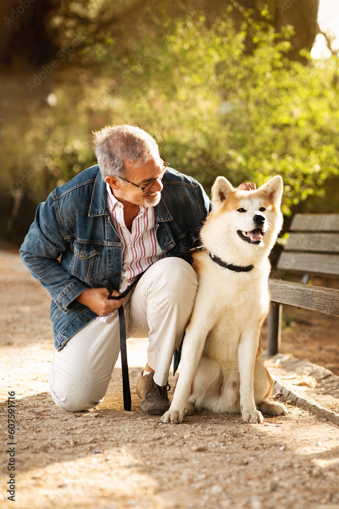 Φωτογραφία Happy european old man in casual with beard enjoy walk with his dog in park, pet