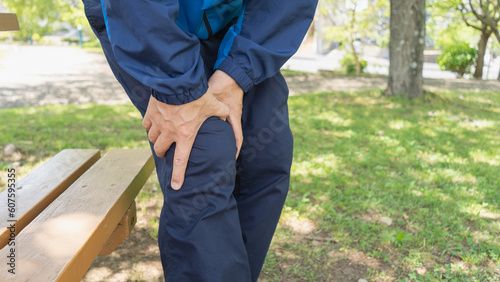 膝が痛む男性｜関節痛イメージ photo