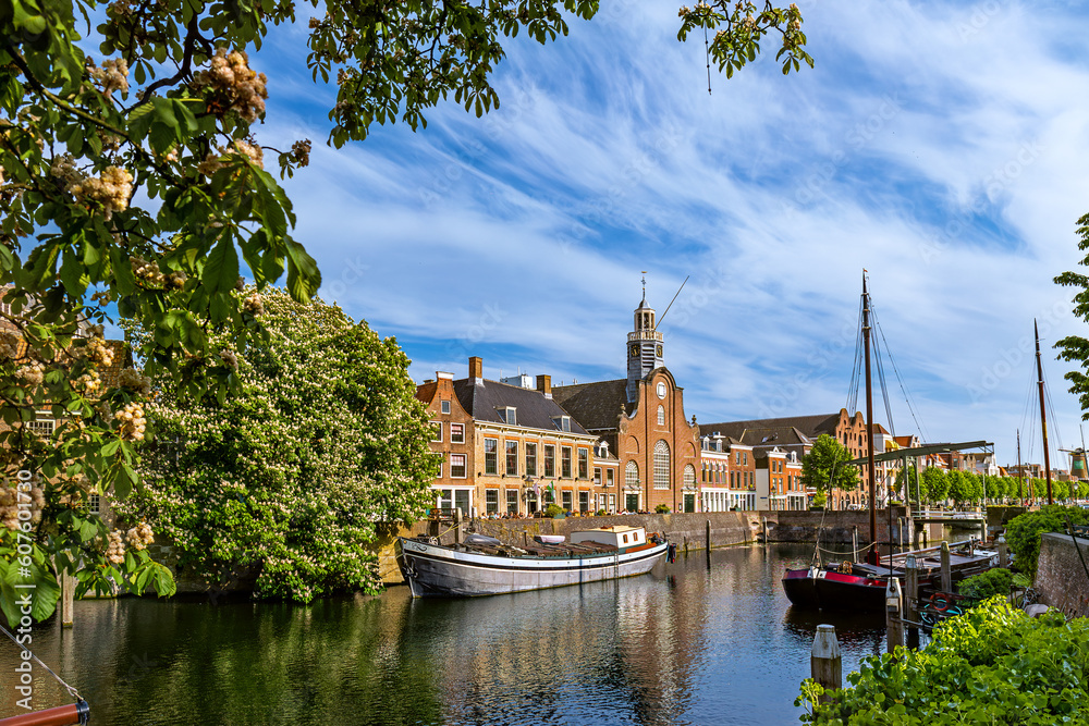 Obraz premium Historical harbour Delfshaven in spring in Rotterdam, the Netherlands