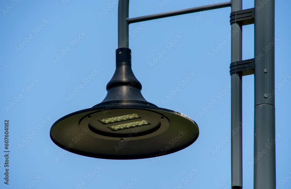 Lampa uliczna na tle nieba. Nowoczesne oświetlenie dworca kolejowego światłem LED. Zbliżenie. - obrazy, fototapety, plakaty 